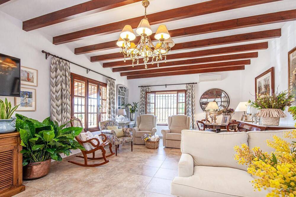 Atemberaubendes Haus in Esporles mit privatem Swimmingpool, der sowohl drinnen. in Esporles, Mallorca Westen