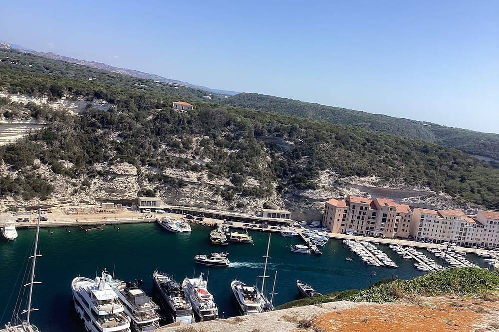 Appartement entier, Grand appartement lumineux sur le rempart médiéval, magnifique vue sur le port in Bonifacio, Arrondissement de Sartène
