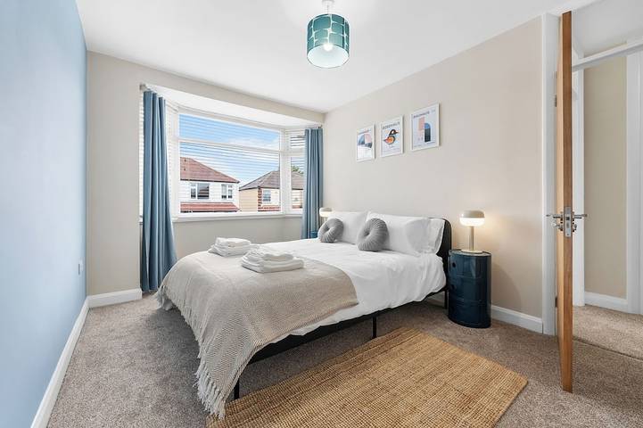Modern 3 bed home ideally located close to Coventry City Centre, w/parking in Coventry, Birmingham Area