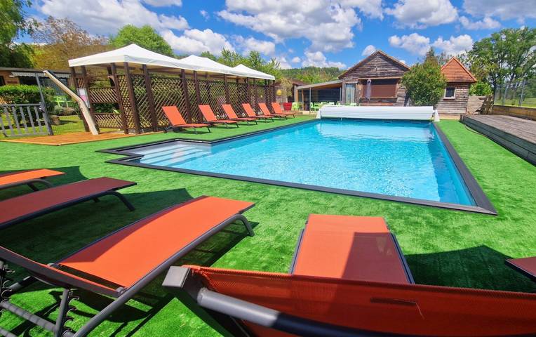 Gîte pour 6 personnes, avec piscine ainsi que terrasse et jardin