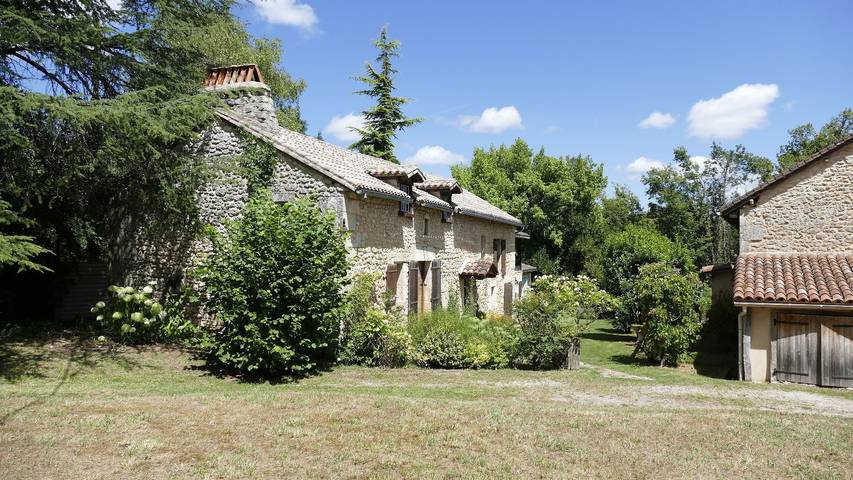 Location de vacances pour 7 personnes, avec jardin à Saint-Martin-des-Combes