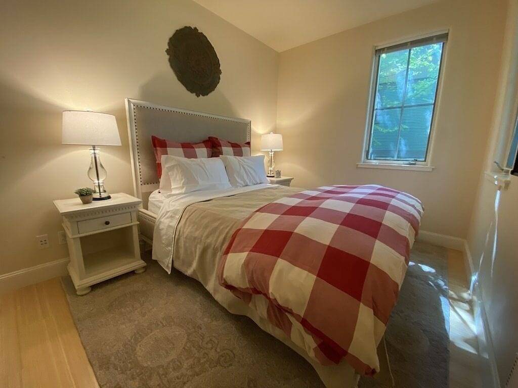 Luxurious Home w/Hot Tub, 5 minute walk to Town and Beach in Orcas Island