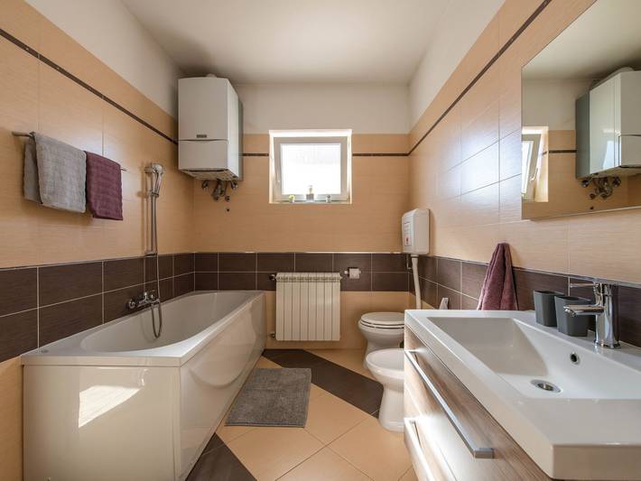 Charmante Wohnung mit Pool, Grill und Balkon in Sisan, Südküste Istrien