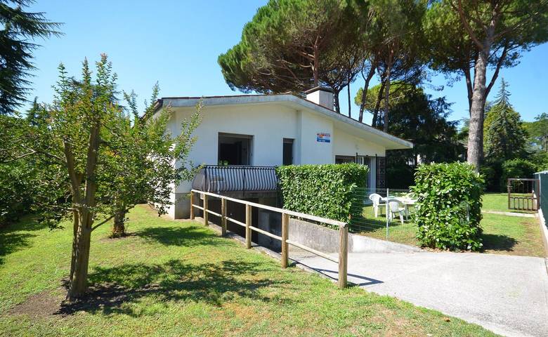 Majestuosa villa con un gran y hermoso jardín. in Ribera de Lignano, Lignano Sabbiadoro