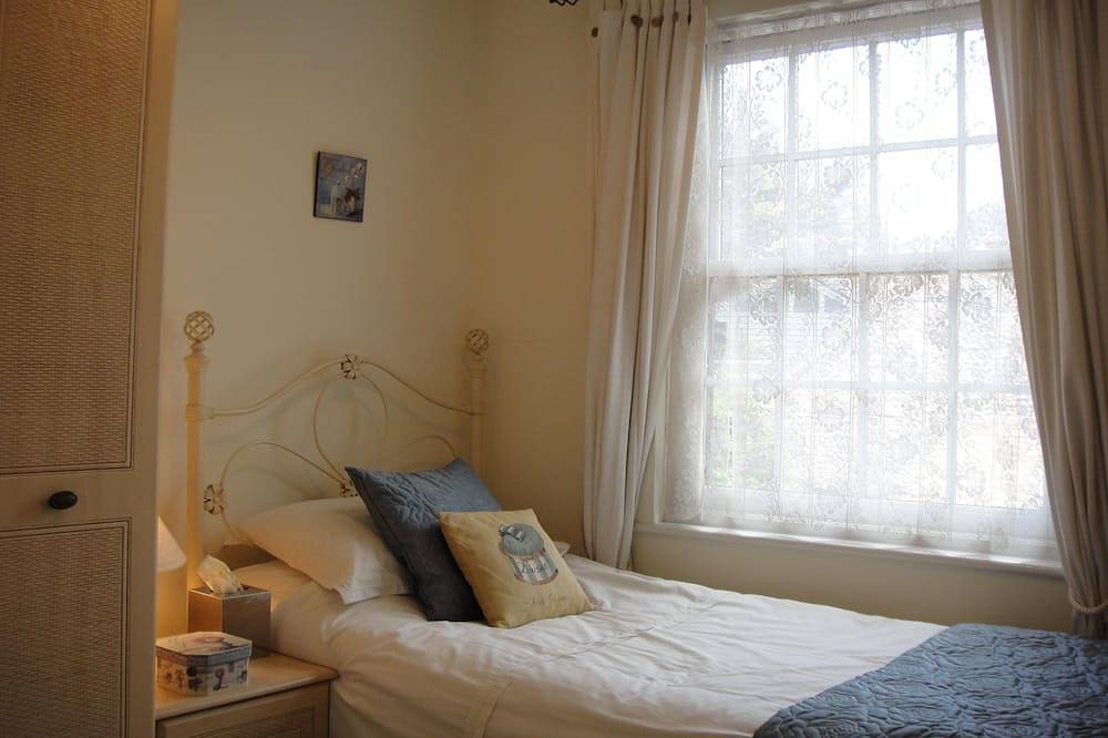 Modern flint stone cottage, moments from beach (child friendly) in Botany Bay, Kent