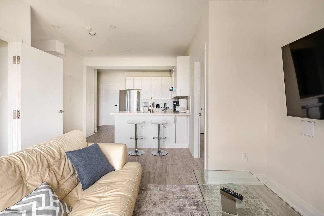 Entire apartment, At The Residence, Your comfort is our culture in Oakville, Lake Ontario (Canada)