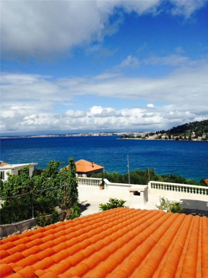 Ferieleilighet for 6 personer, med badebasseng og terrasse i Kali