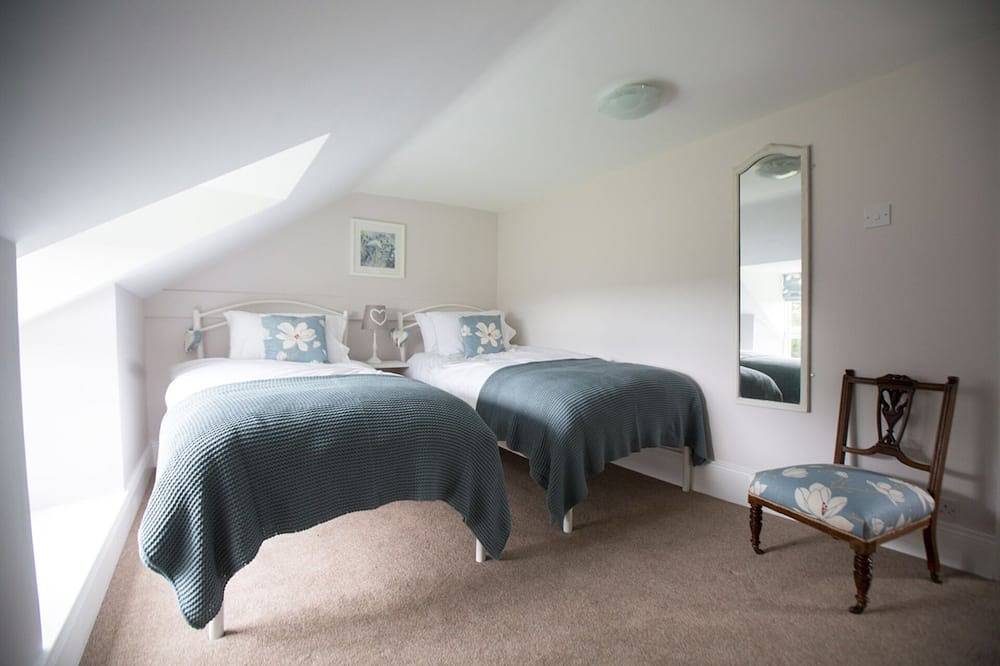 Stone Built Cottage with Large Enclosed Garden & Private Lake Area in Northumberland
