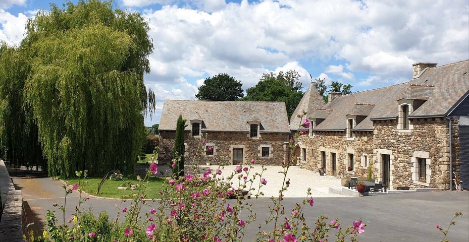 Chambre d’hôte pour 2 personnes, avec Terrasse ainsi que Jacuzzi et Jardin en Cotes-d'Armor