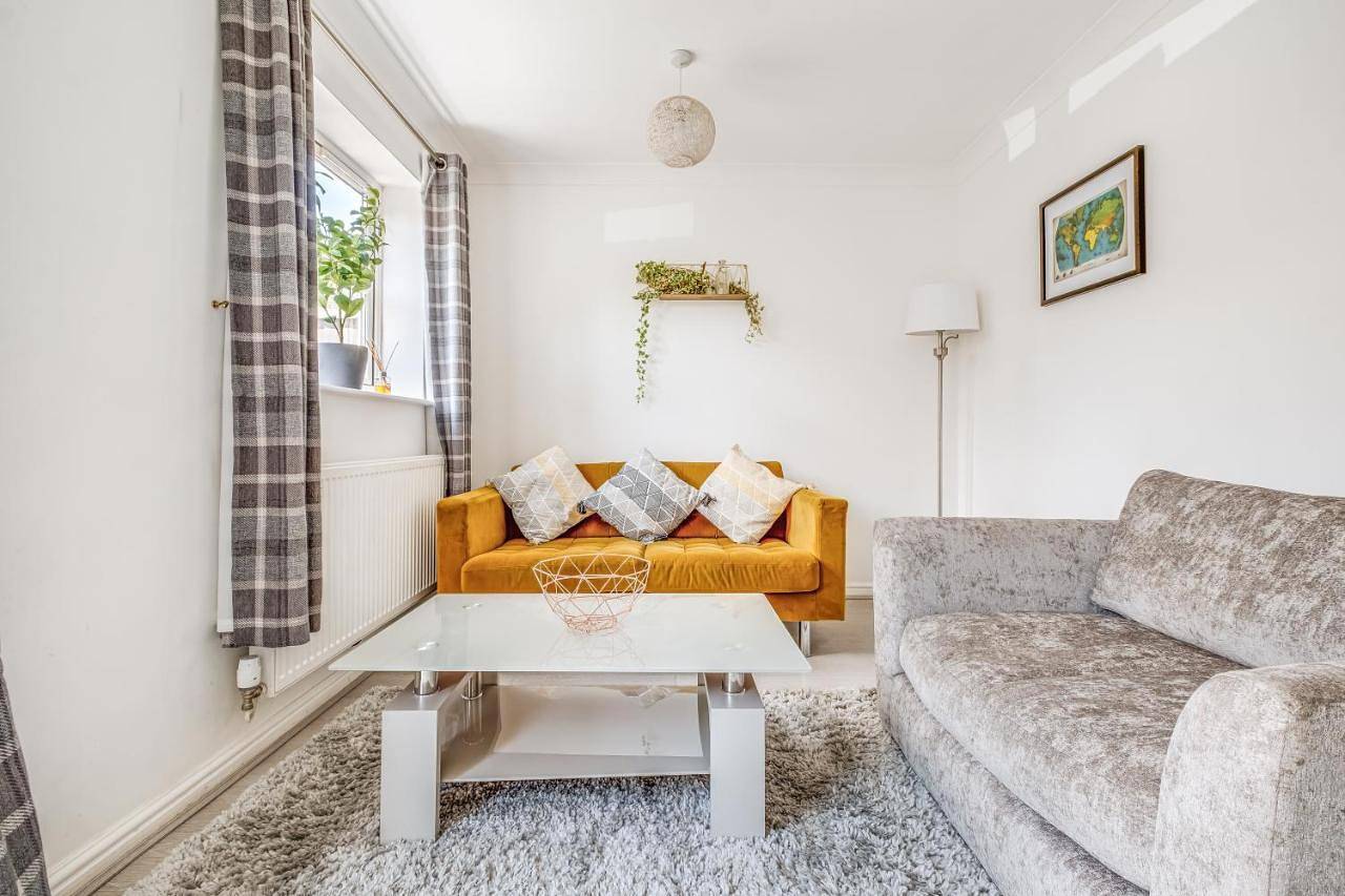 Entire apartment, Large 4 bed with free parking close to town centre fast Wifi and crisp hotel standard linen hosted by Our Home Short Stays in Bedford