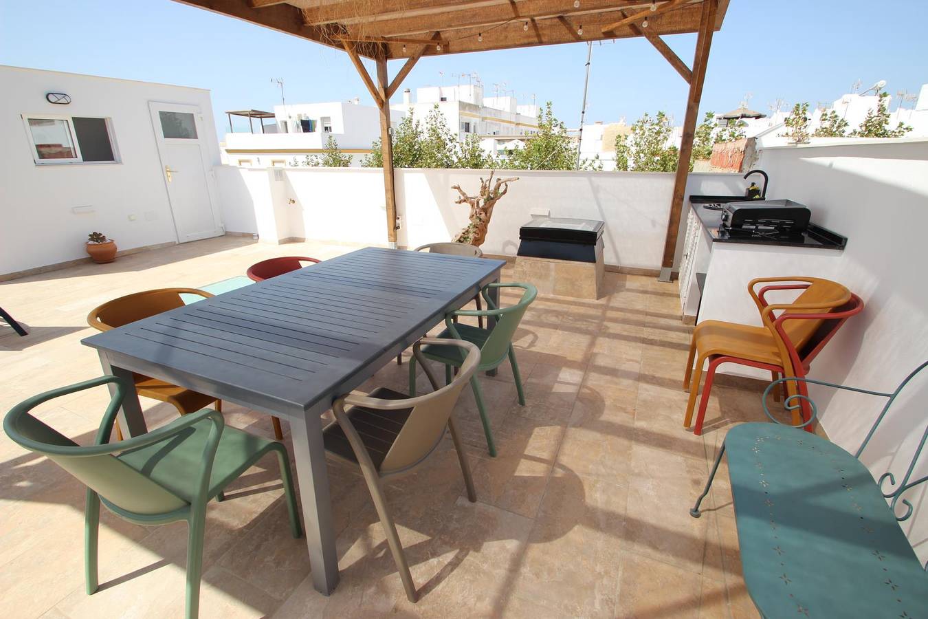 Stadthaus mit großer, privater Dachterrasse und Meerblick, modern und komfortabel - Casa Entrevientos in Conil de la Frontera, Costa de la Luz