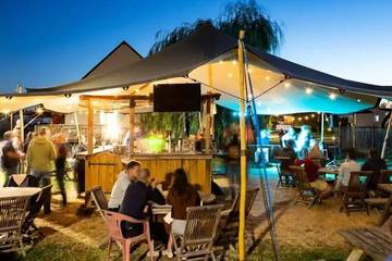Camping pour 5 Personnes dans Bréhémont, Région de Chinon, Photo 4