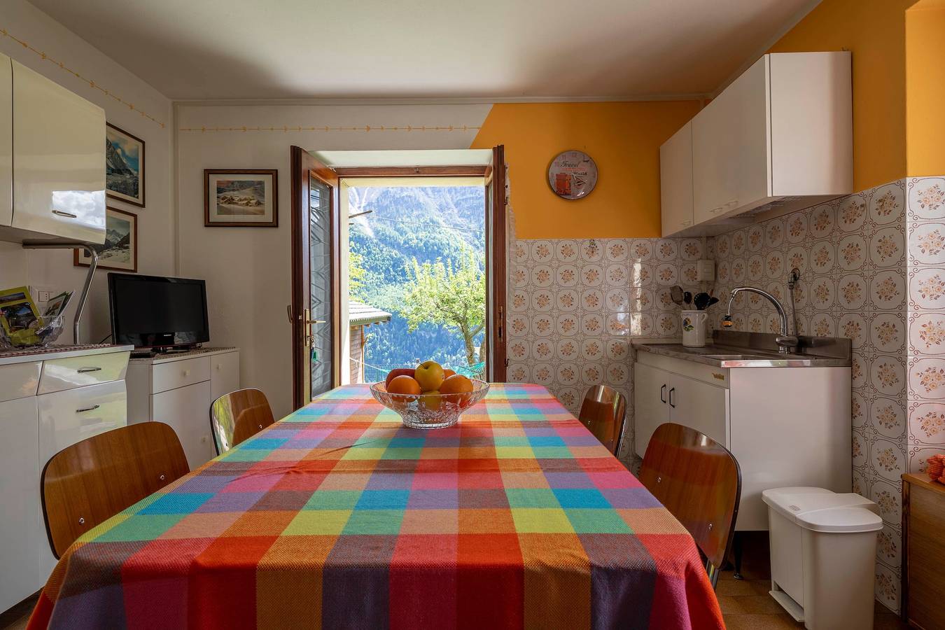 Ganze Wohnung, Ferienwohnung 'Il Melo' mit Bergblick und Gemeinschaftsgarten in Trasquera, Verbano-Cusio-Ossola