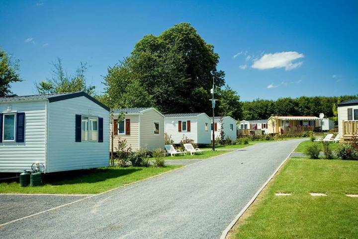 Camping pour 8 personnes, avec Terrasse à Litteau