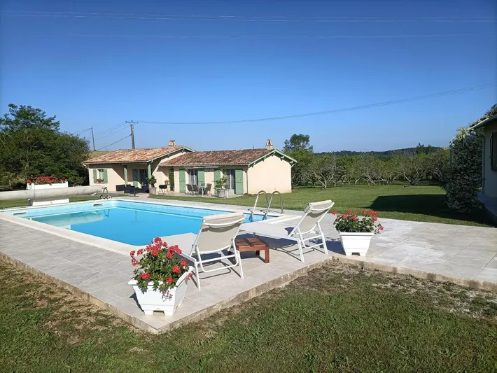 Alojamiento y desayuno para 2 personas, con terraza y piscina además de jardín y vistas - 1