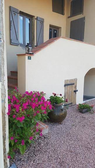Location de vacances pour 2 personnes, avec Terrasse ainsi que Jardin et Vue à Saint-Rémy-de-Chargnat