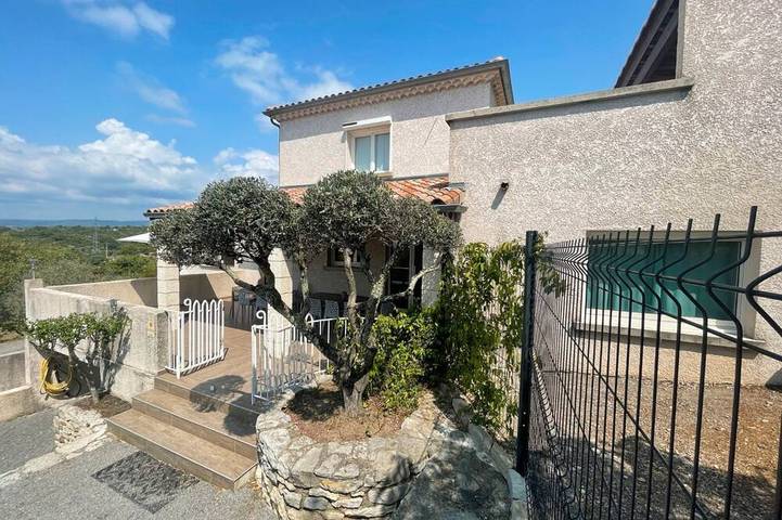 Club vacances pour 10 personnes, avec terrasse ainsi que piscine et jardin en Ardèche