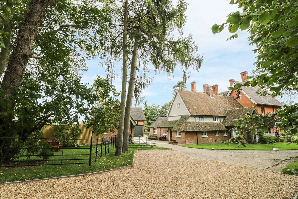 The Dower House, family friendly, with open fire in Sharnbrook in Bedford