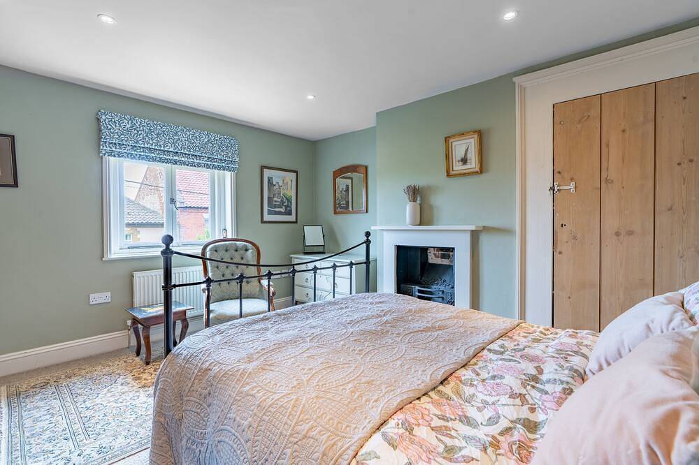 Old School House - sleeps 6 guests  in 3 bedrooms in Burnham Market, Norfolk Coast