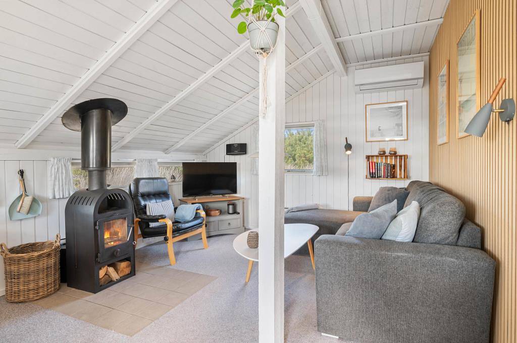 Nature-focused holiday home for 4 with fireplace and free Wi-Fi in Sondervig, Holmsland Klit