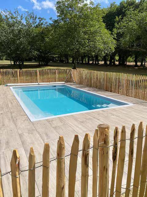Le chai de Peyssard, piscine chauffée. in Château-l'Évêque, Périgord Blanc