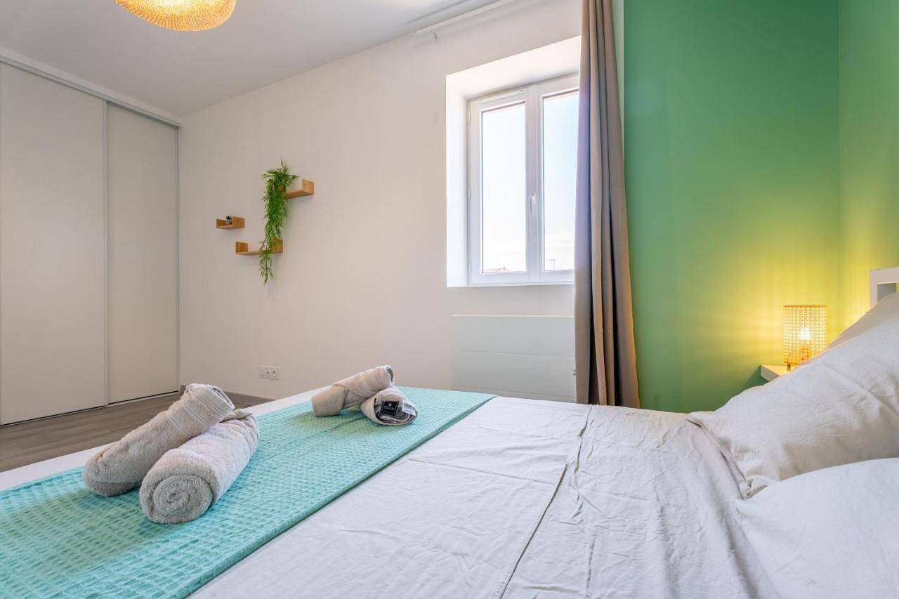 Appartement entier, Two-Bedroom Apartment in Saint-Georges-de-Reneins, Beaujolais