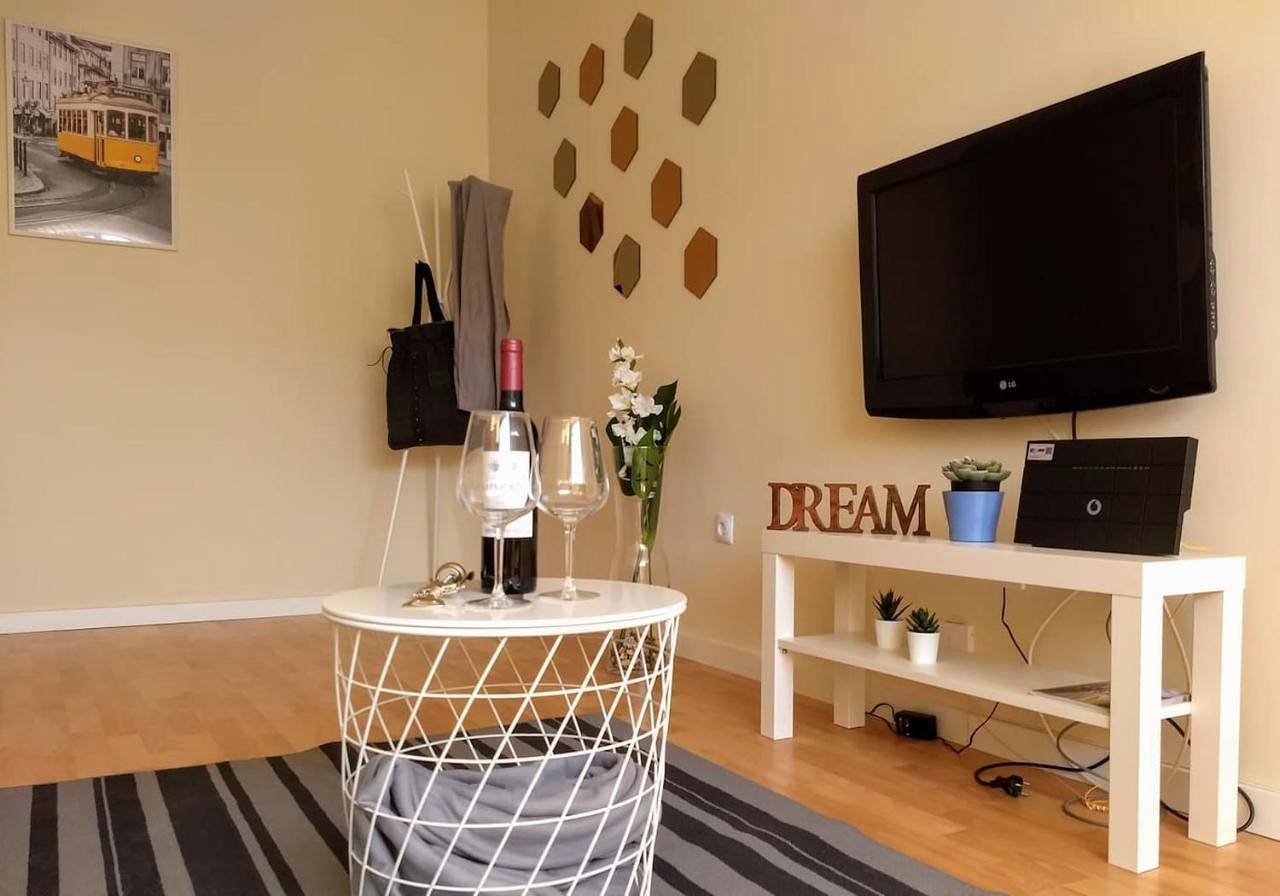 Apartamento inteiro, Two-Bedroom Apartment in Cacilhas, Almada