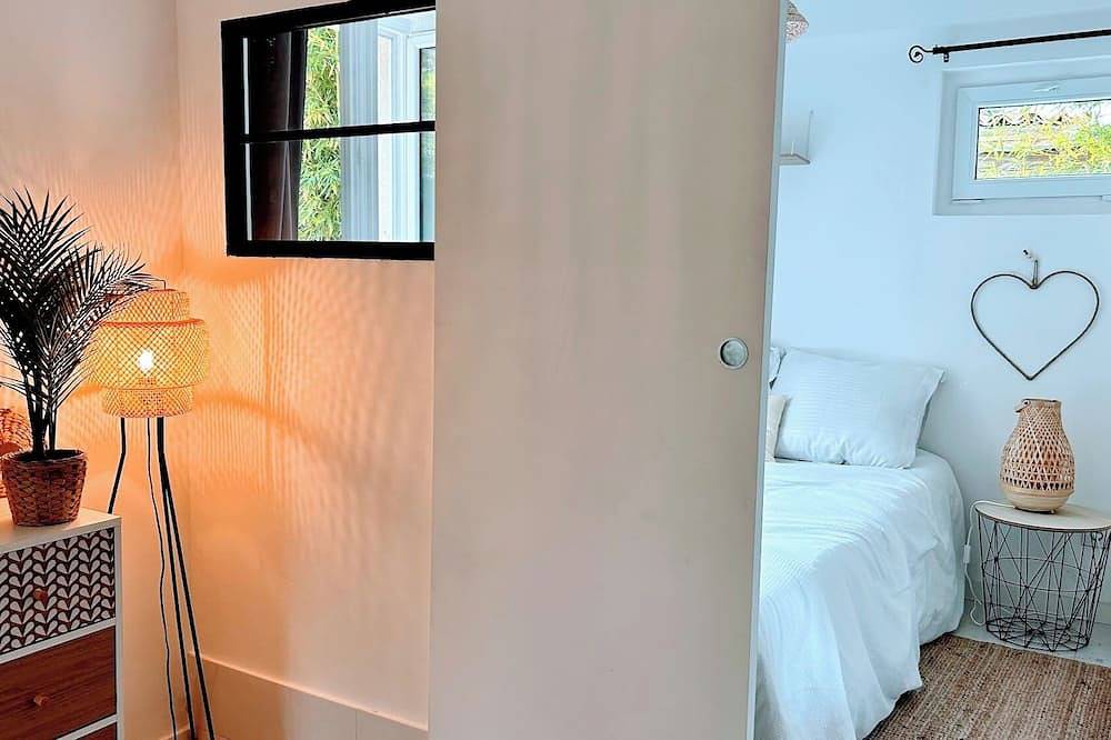 Entire apartment, Jardin au Calme et Clim Hyper Centre St Laurent du Var in Saint-Laurent-du-Var, Cannes region