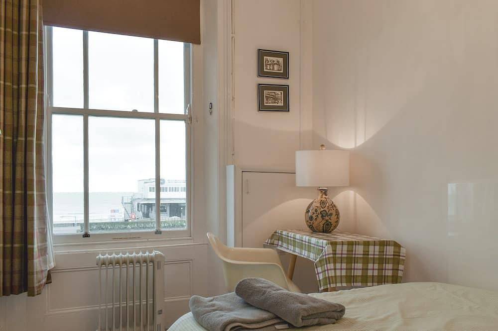 Flat 3 Sea View in Lowestoft, Sunrise Coast