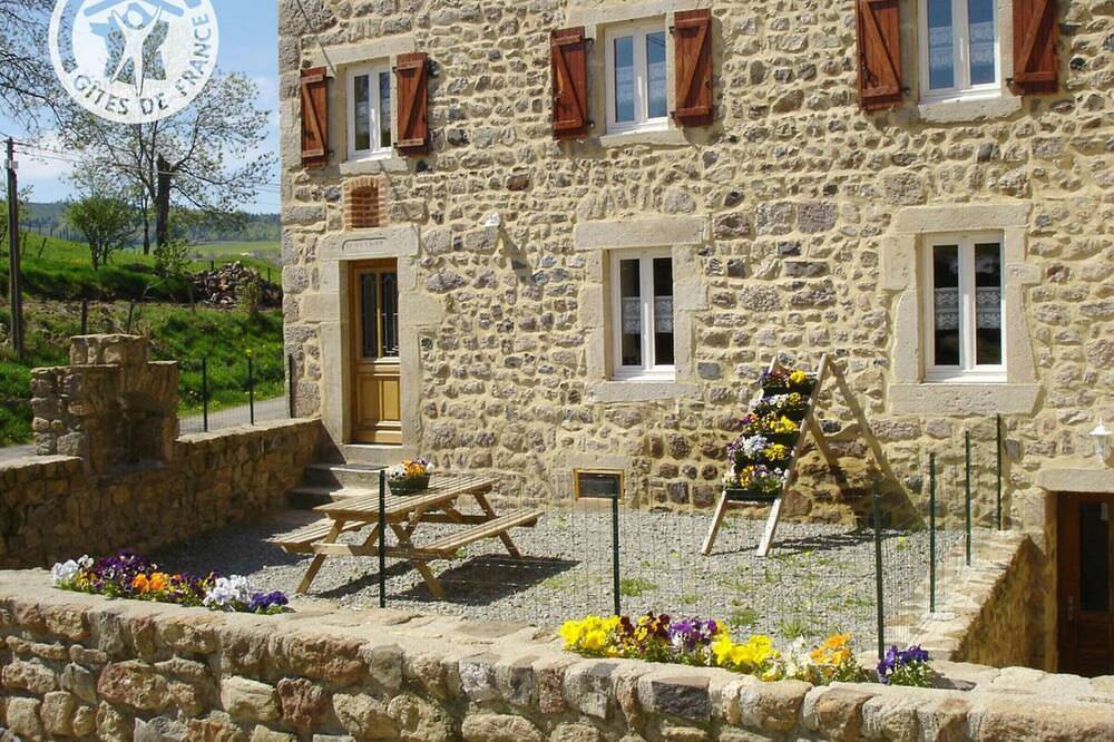 Gîte chaleureux dans parc naturel avec animaux admis et confort moderne in Saint-Bonnet-le-Courreau, Montbrison