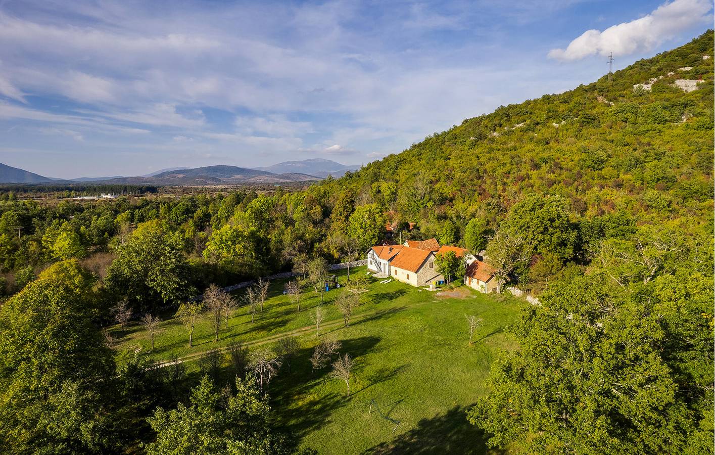Gemütliche 1-Zimmer-Wohnung mit WLAN, Parkplatz und Terrasse in Gračac, Zadar