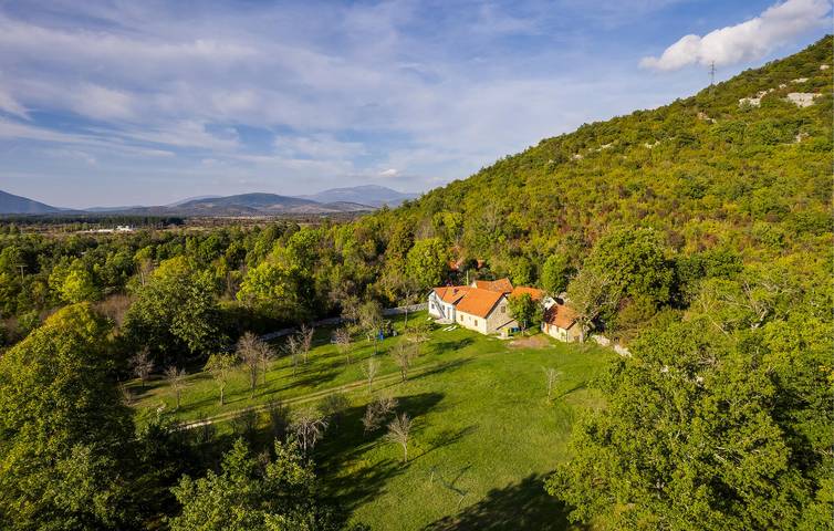 Gemütliche 1-Zimmer-Wohnung mit WLAN, Parkplatz und Terrasse in Gračac, Zadar