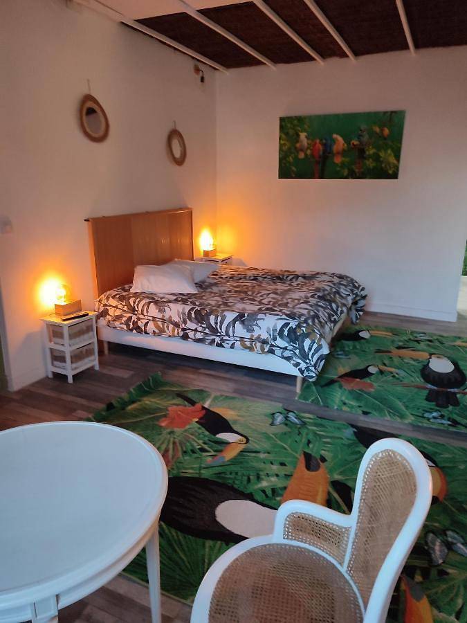 Chambre d’hôte pour 2 personnes, avec Terrasse et Jardin ainsi que Piscine et Vue à Roquemaure