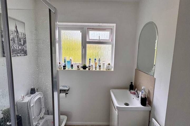 Room for rent with shared common areas in Luton, Chiltern Hills