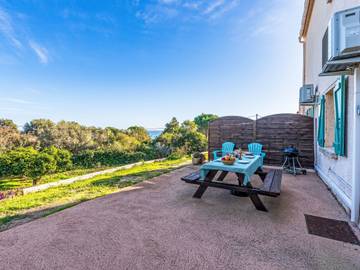 Gîte pour 4 personnes, avec jardin ainsi que terrasse et vue à Sari-Solenzara