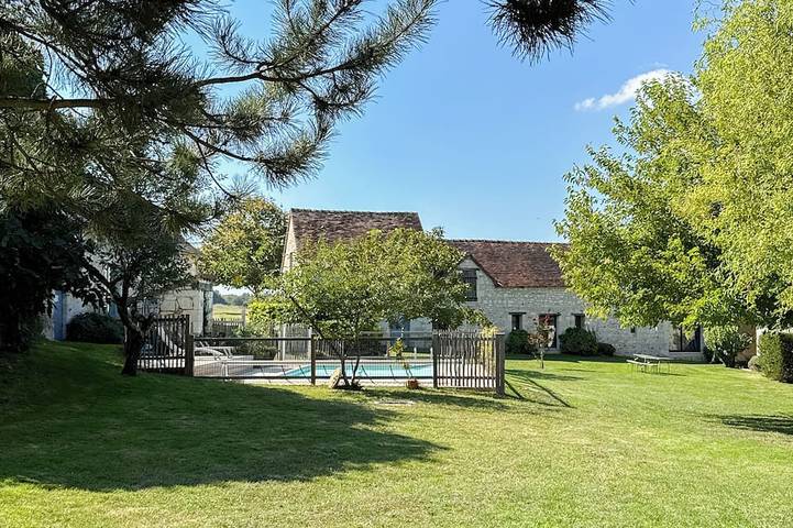 Location de vacances pour 10 personnes, avec piscine ainsi que jardin et terrasse à Coussay-les-Bois