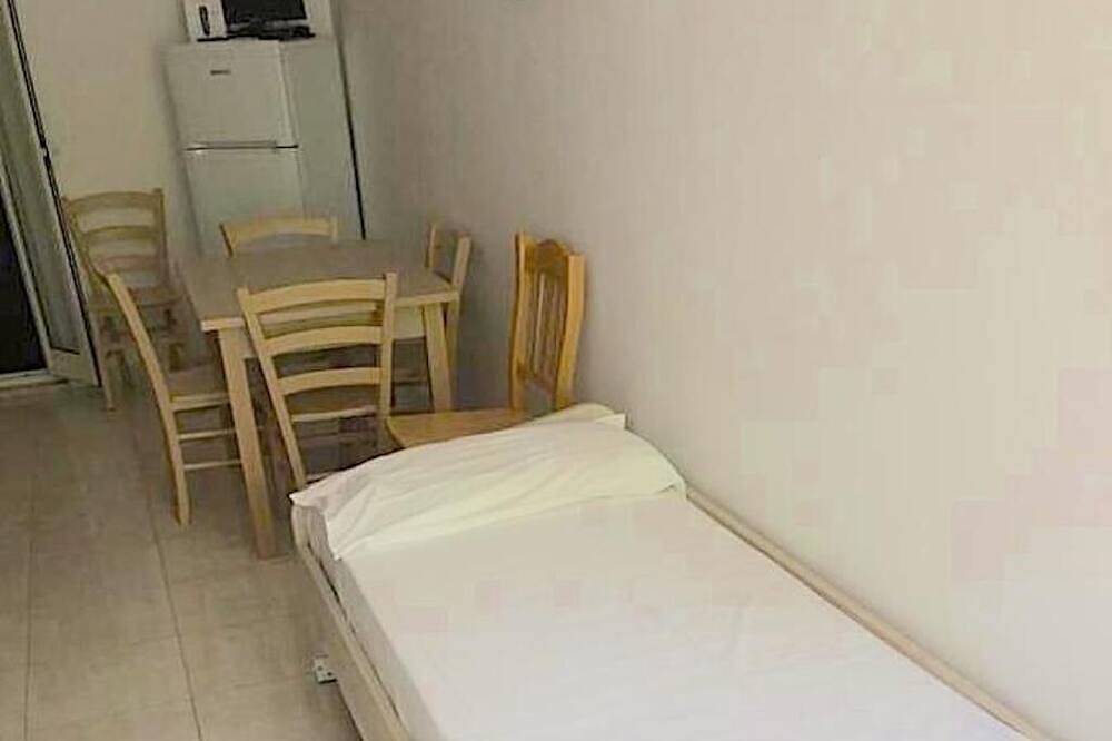 Entire apartment, Apartment in Apulia with one room and terrace for 5 people in Peschici, Peschici region