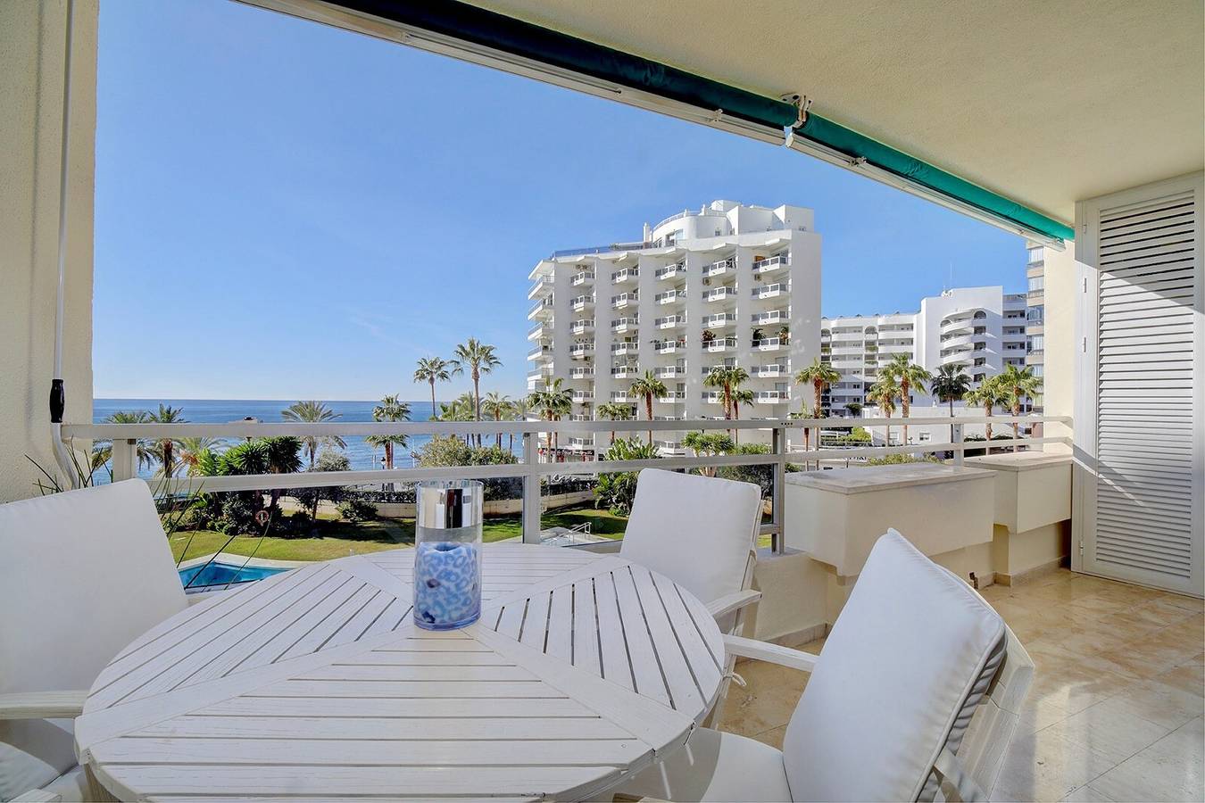 Entire apartment, Apartment 'Front Line Beach  2 Bedr' with Sea View, Wi-Fi and Air Conditioning in Playa de la Fontanilla, Marbella