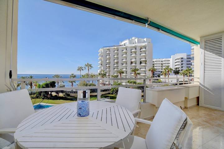 Entire apartment, Front Line Beach 2-Bed Apartment with Sea Views, Wi-Fi, and Air Conditioning in Playa de la Fontanilla, Marbella