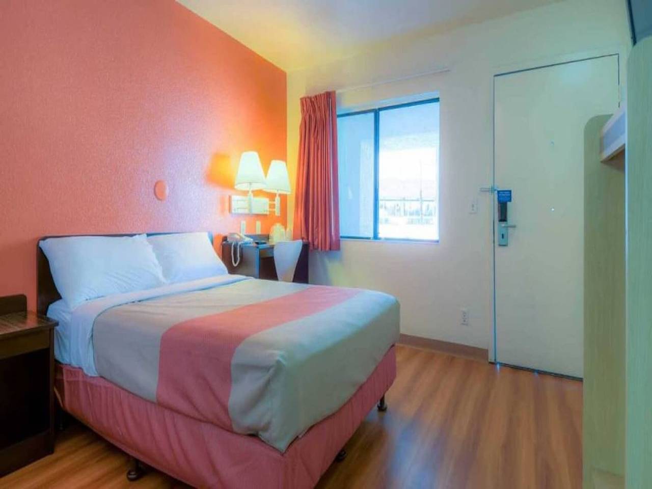1 Cama Queen | Fumar | Mini Nevera in Palm Springs, Coachella Valley