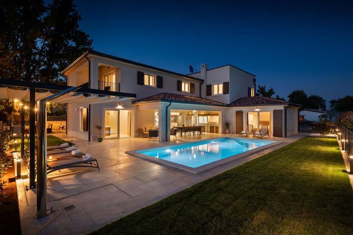 Ferienhaus für 8 Personen, mit Whirlpool und Sauna sowie Garten und Balkon in Nova Vas