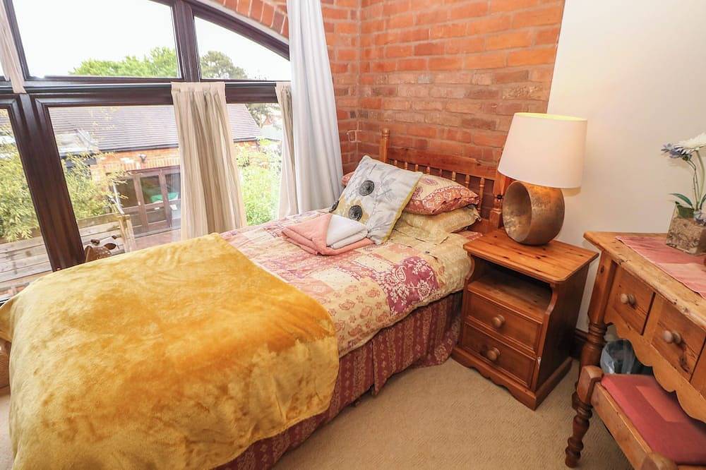 The Haybarn, pet friendly, character holiday cottage in Lichfield in Staffordshire