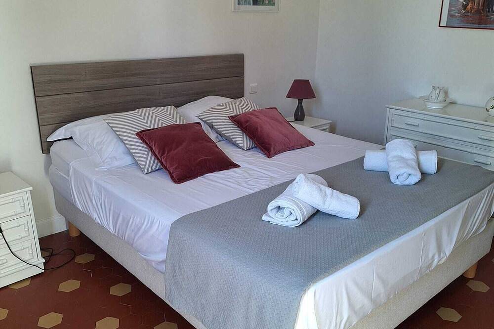 Charming villa in a private park, walk down to the sea from this peaceful spot in Antibes, Mediterranean Coast (France)