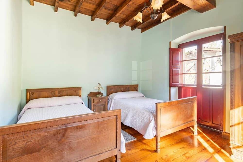 Casa muy amplia en el centro de Asturias in Candamo, Costa Verde