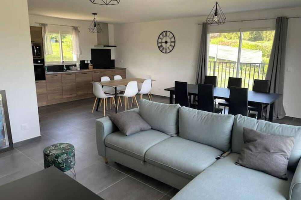 Villa pour 10 Personnes dans La Chapelle-de-la-Tour, Région de La Tour-du-Pin
