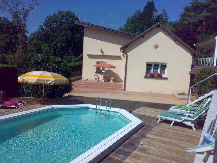 Gîte pour 8 personnes, avec Terrasse et Jardin ainsi que Piscine et Vue dans Lac de Chalain