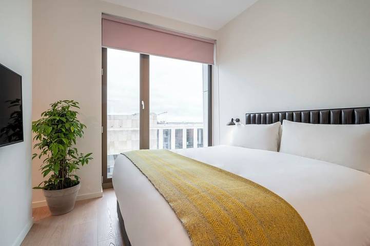 Short Drive to Royal Palace Amsterdam! Fully-equipped Kitchen in Amsterdam Zuid, Nordholland