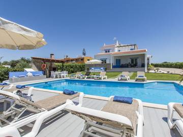 Location de vacances pour 12 personnes, avec piscine ainsi que jardin et balcon dans Boliqueime