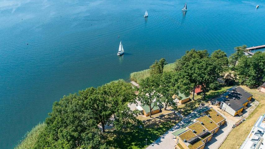 Domek letniskowy dla 2 osób, z ogród i sauna oraz widok na jezioro, zwierzęta dozwolone w Niegocin