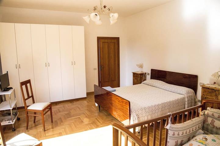 Amid olive trees, BBQ, garden, parking, 10 min to centre & motorway in Perugia, Perugia Provinz